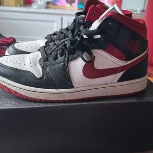Jordan 1s mid red